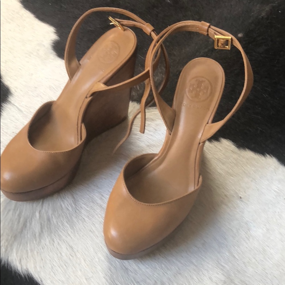 Tory Burch wooden and leather wedge. Tan size 8